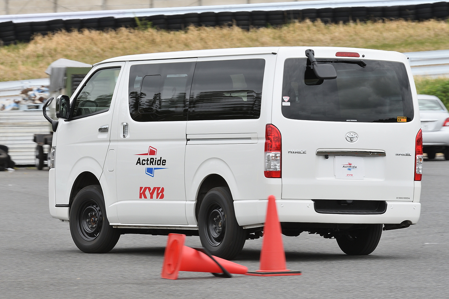 KYBのアクトライドを装着したトヨタ・ハイエースの走行シーン 〜 画像13