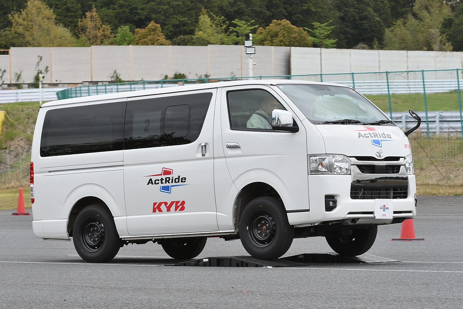 自由自在にショックアブソーバーを制御するカヤバの新サス「アクトライド」が革命的だった 〜 画像14