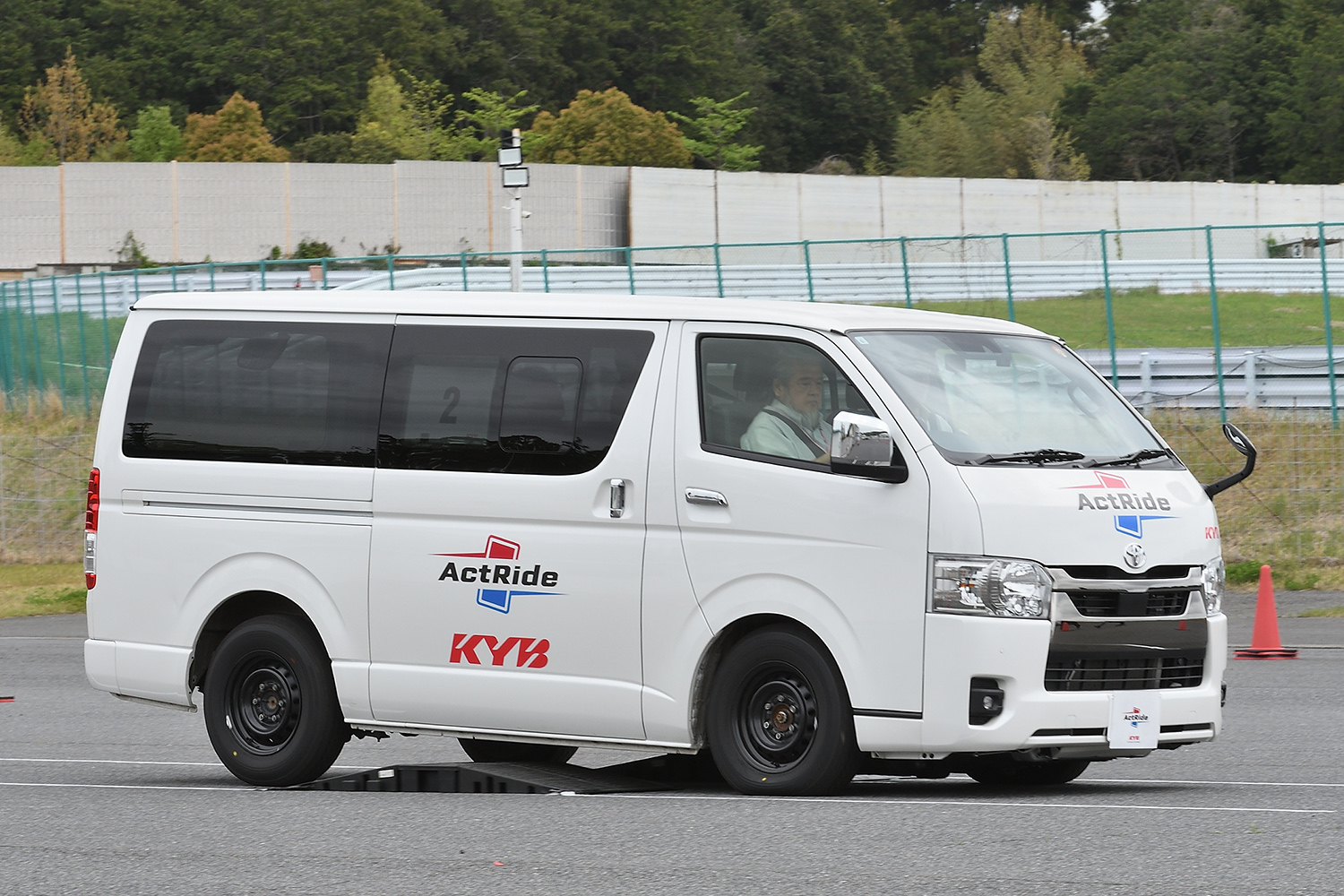 自由自在にショックアブソーバーを制御するカヤバの新サス「アクトライド」が革命的だった 〜 画像15