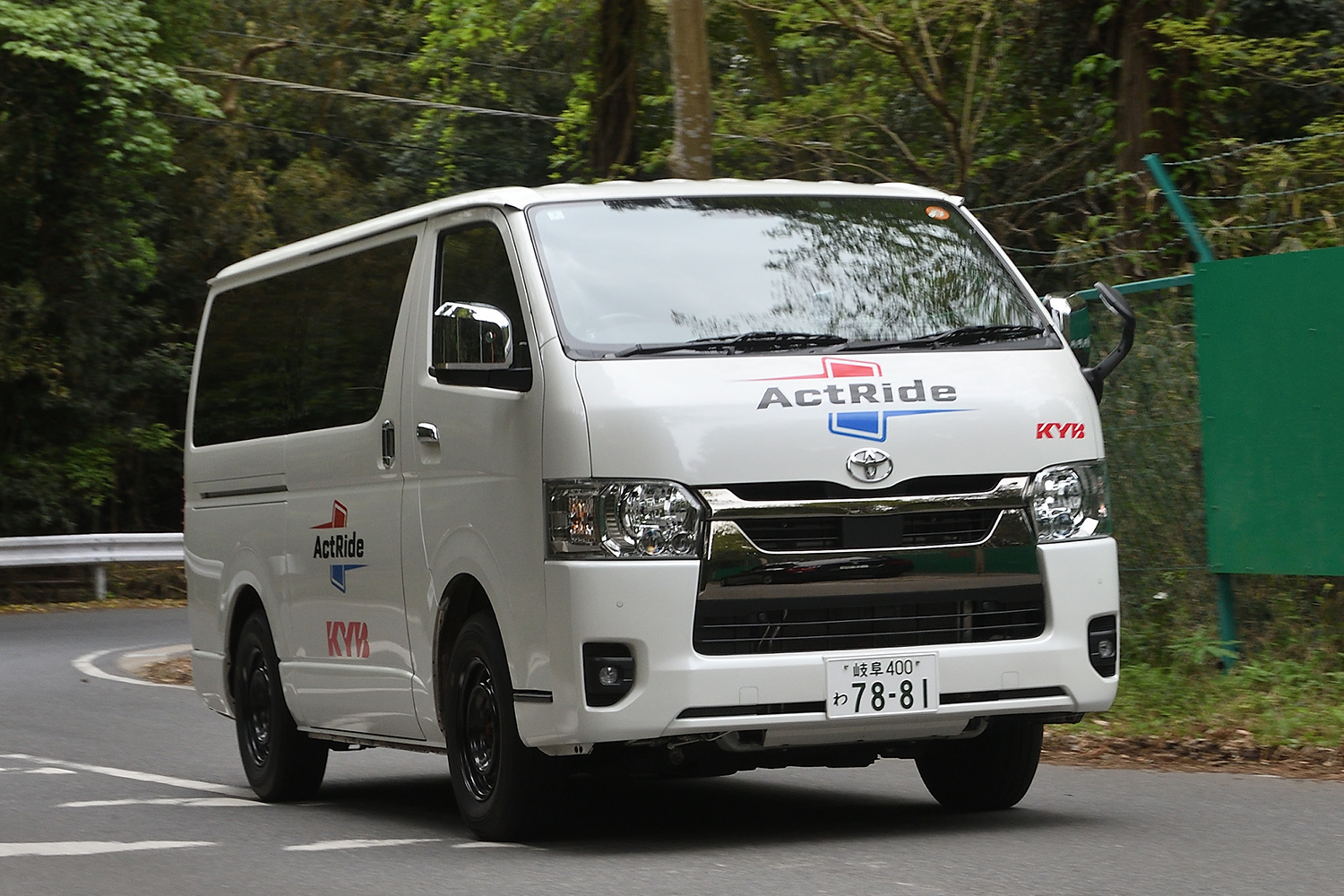 KYBのアクトライドを装着したトヨタ・ハイエースの走行シーン 〜 画像21