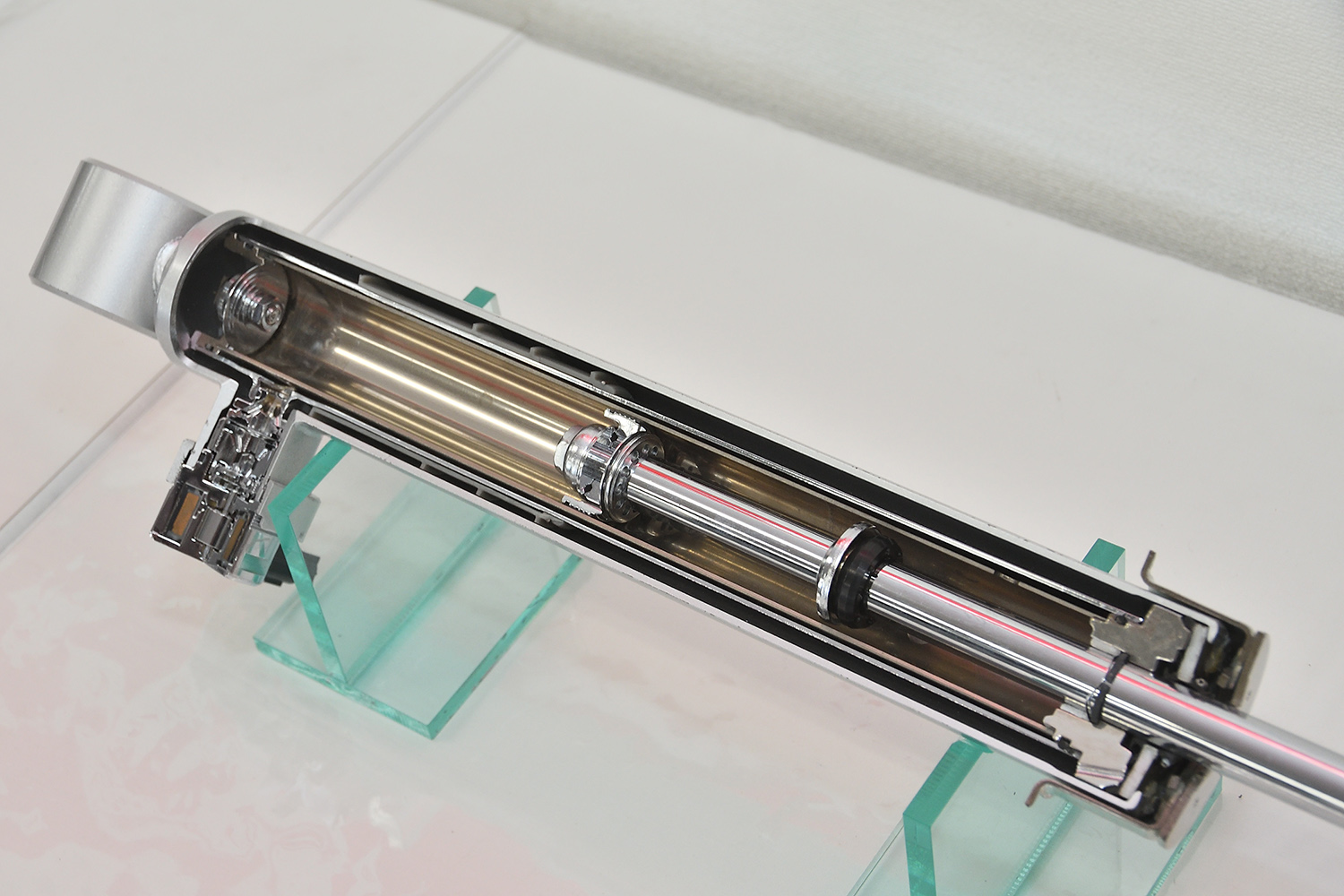 KYBのアクトライドのショックアブソーバーのカットモデル