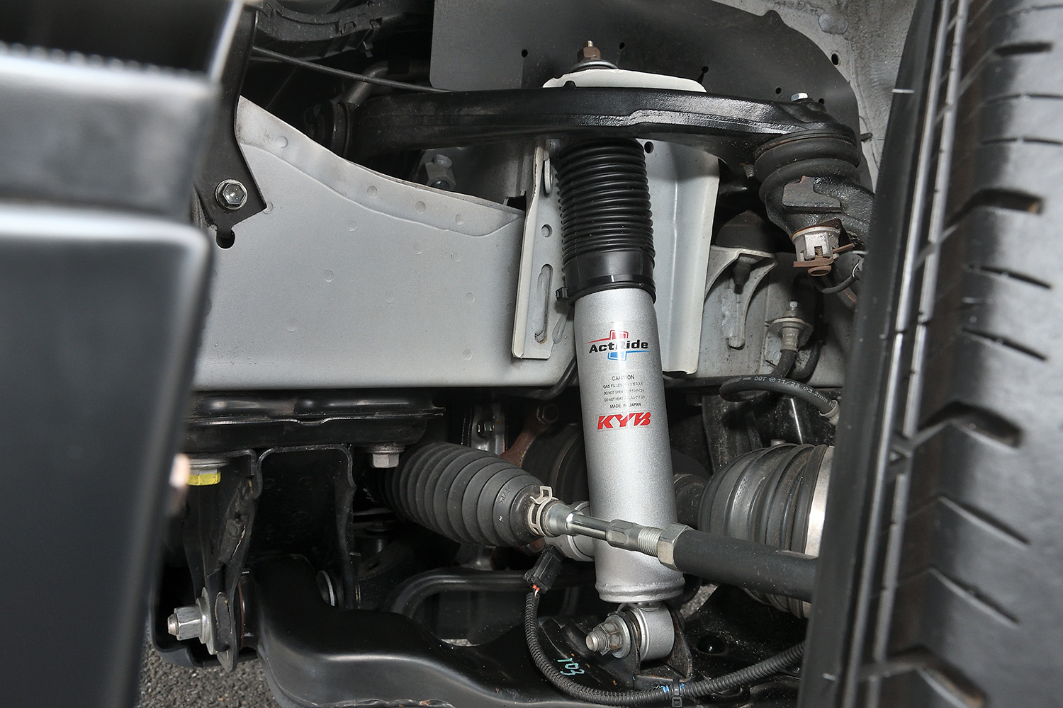 自由自在にショックアブソーバーを制御するカヤバの新サス「アクトライド」が革命的だった 〜 画像28