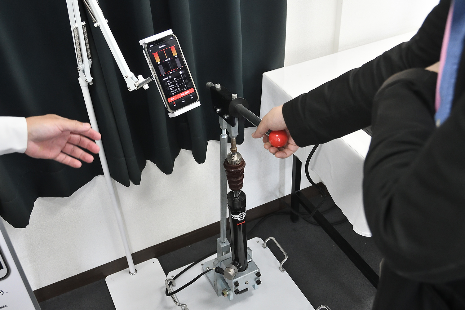 自由自在にショックアブソーバーを制御するカヤバの新サス「アクトライド」が革命的だった 〜 画像38