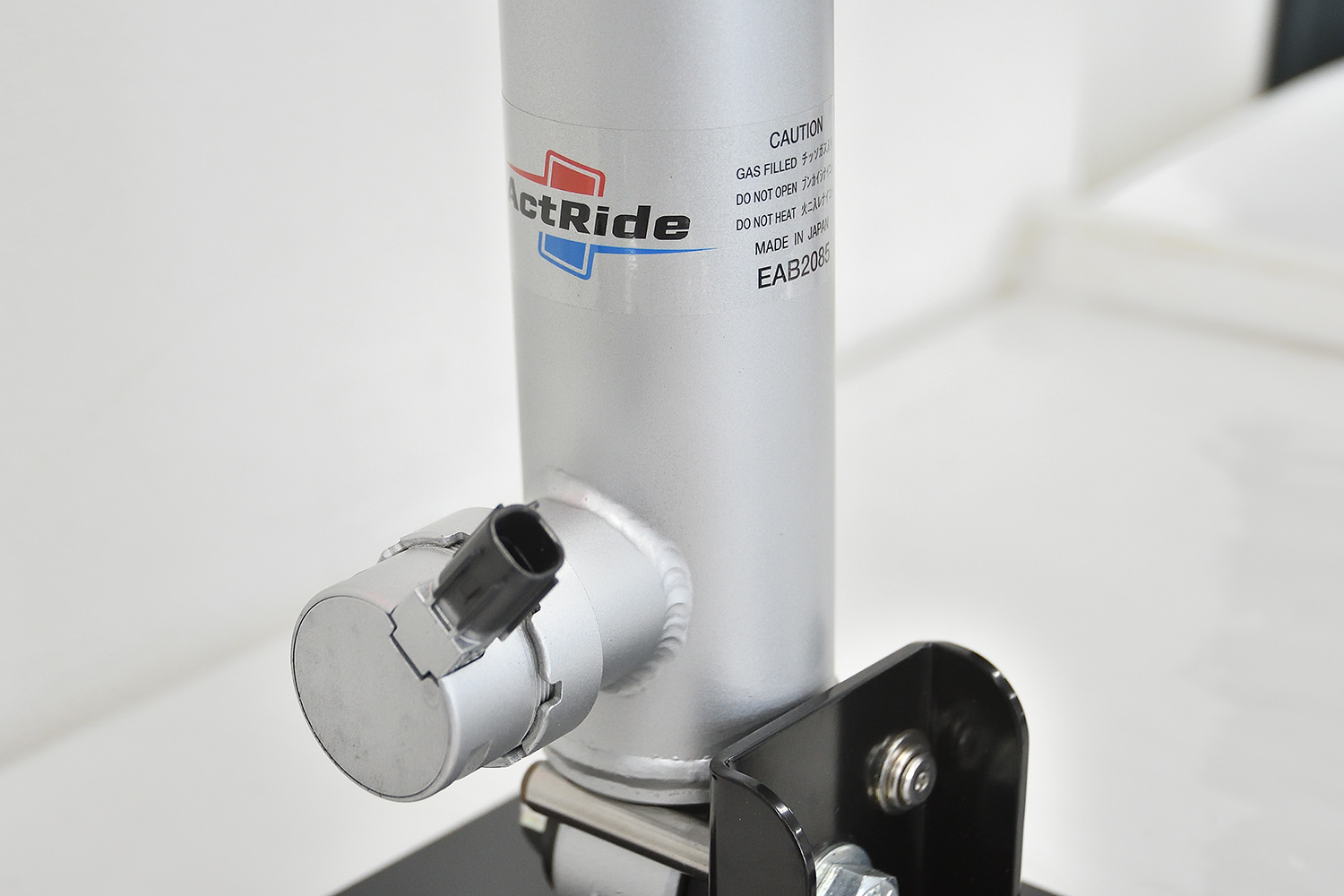 KYBのアクトライドのショックアブソーバーのソレノイドバルブ