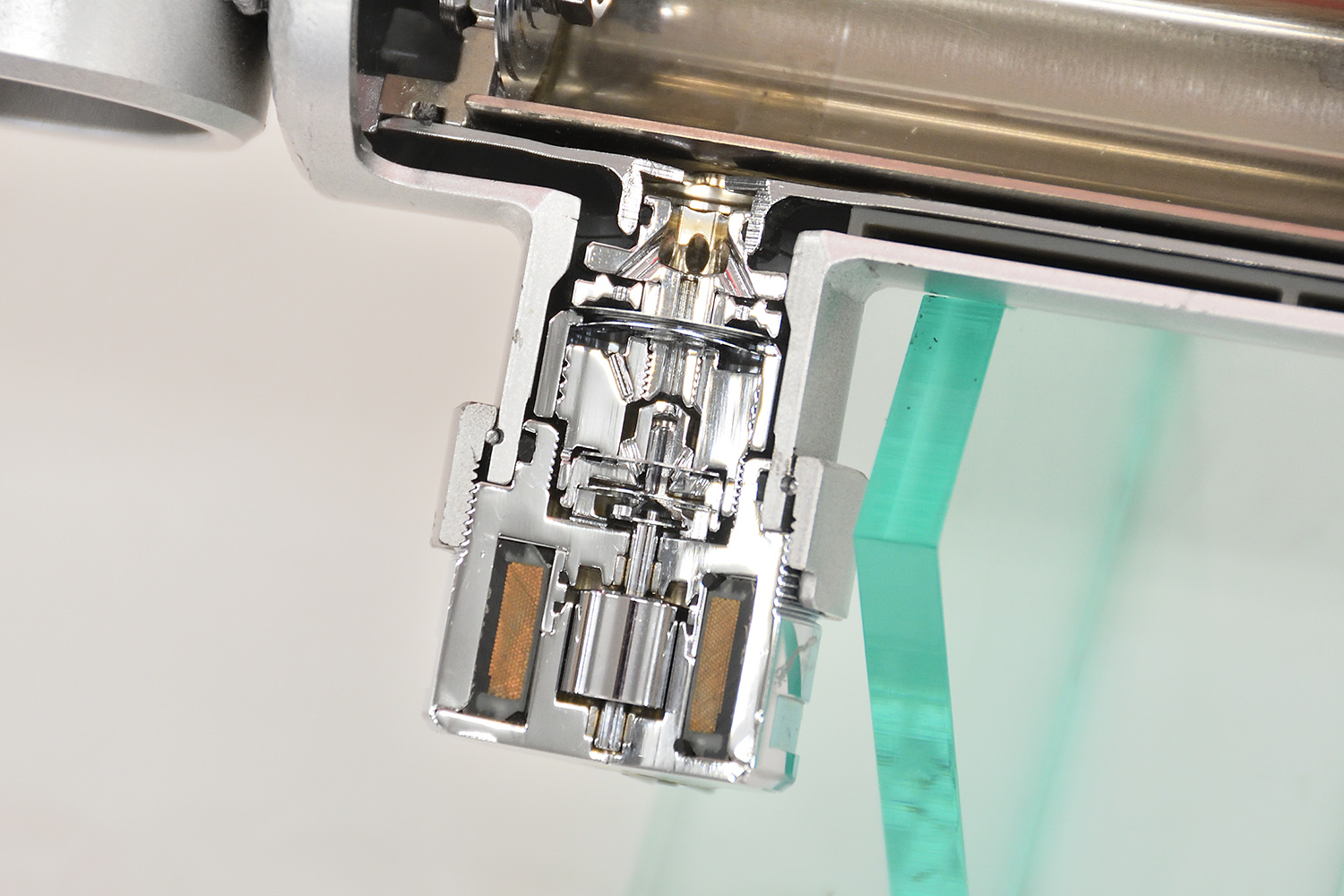 KYBのアクトライドのショックアブソーバーのソレノイドバルブ