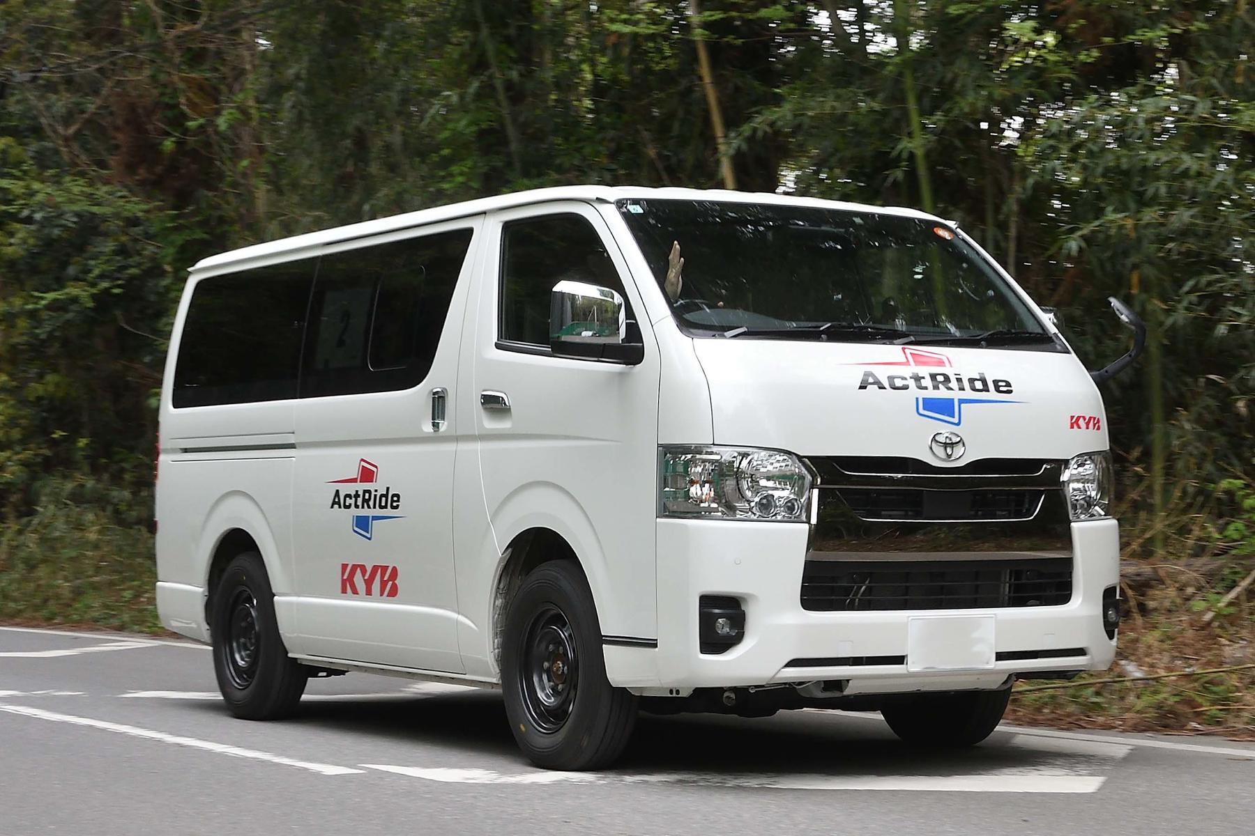 KYBのアクトライドを装着したトヨタ・ハイエースの走行シーン 〜 画像47