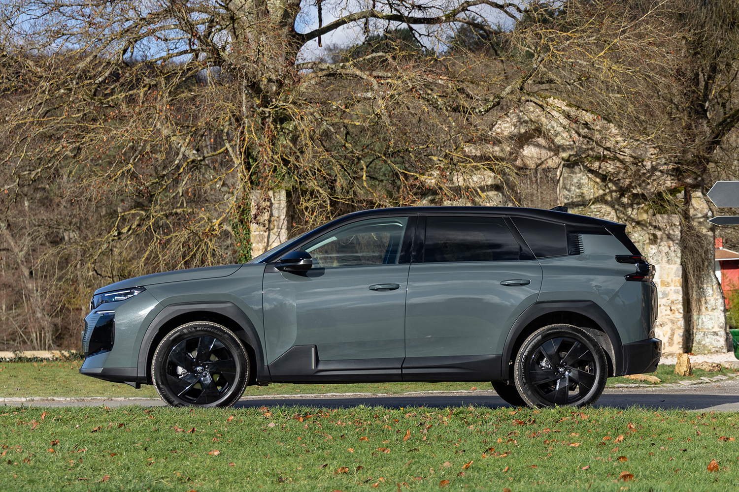 シトロエンC5エアクロスのサイドビュー 〜 画像7