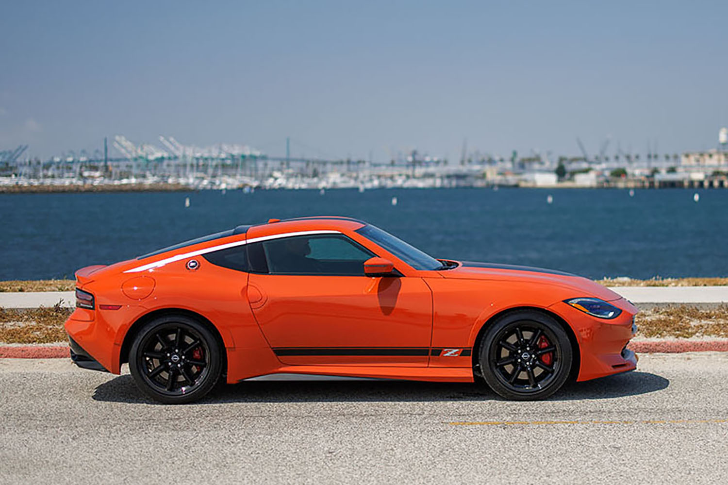 日産Zヘリテージエディションのサイドビュー 〜 画像23