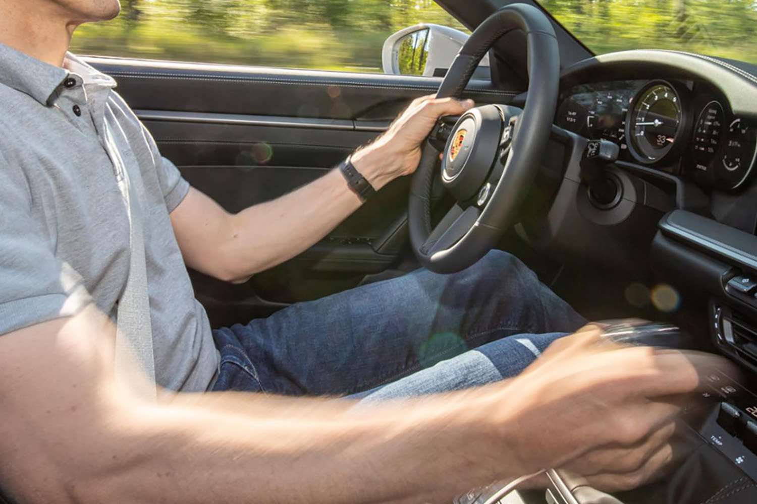 ポルシェをMTで運転する男性
