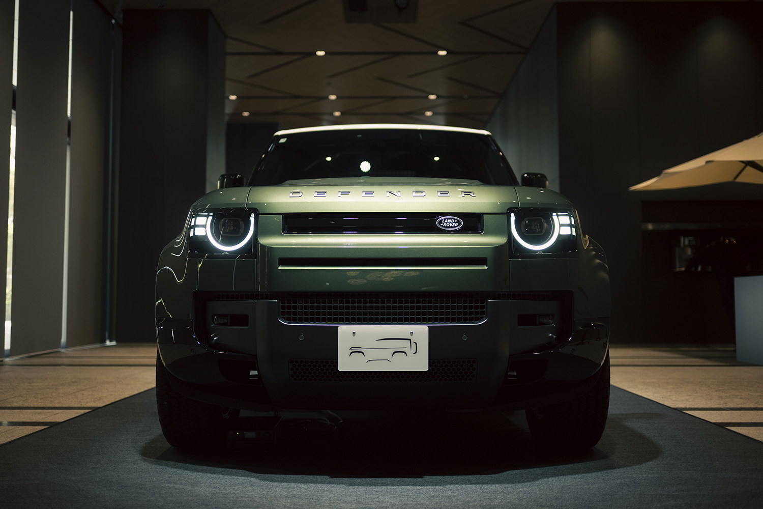 ランドローバー・ディフェンダーの真正面フロントスタイリング