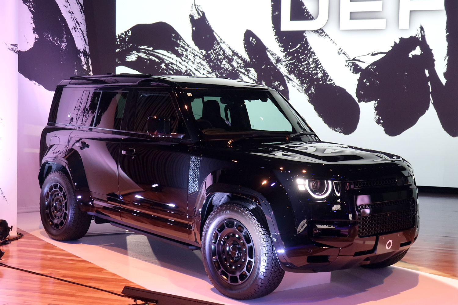 ランドローバー・ディフェンダー「OCT BLACK」のフロントスタイリング