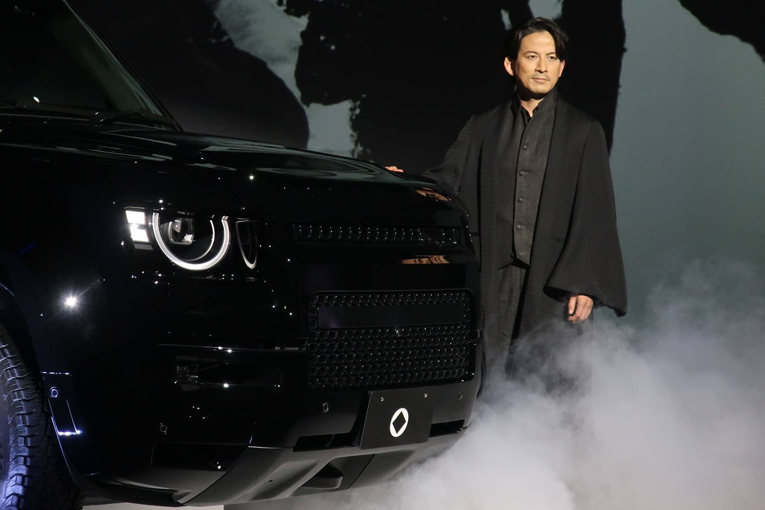 「なんちゃってＳＵＶ」とは別格なディフェンダーを岡田准一が選んだ理由