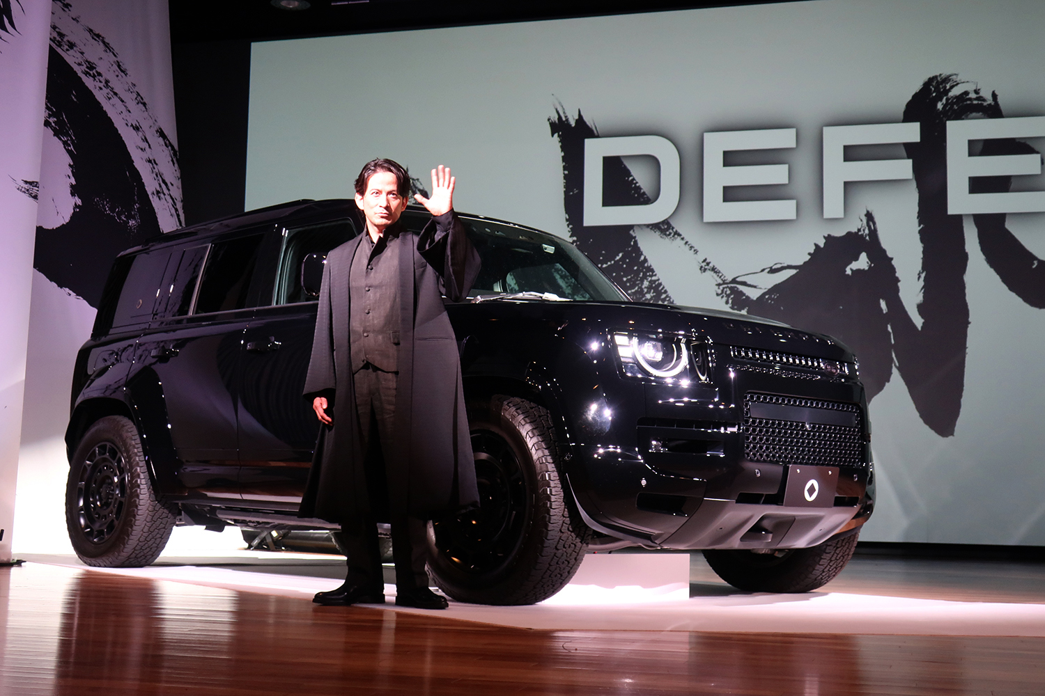 ランドローバー・ディフェンダーと岡田准一さん