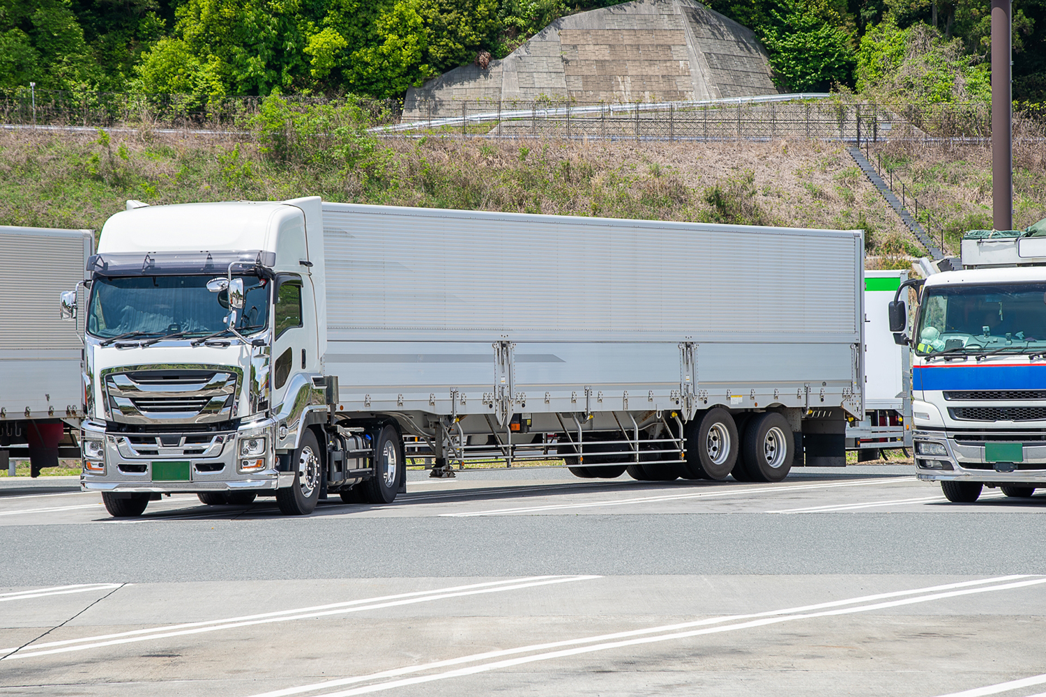 リフトアクスルでタイヤを上げているトラック
