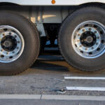 【画像】タイヤが浮いてるトラックがあるけど一体なに？　燃費もよくて高速料金まで安くできる「リフトアクスル」とは 〜 画像3