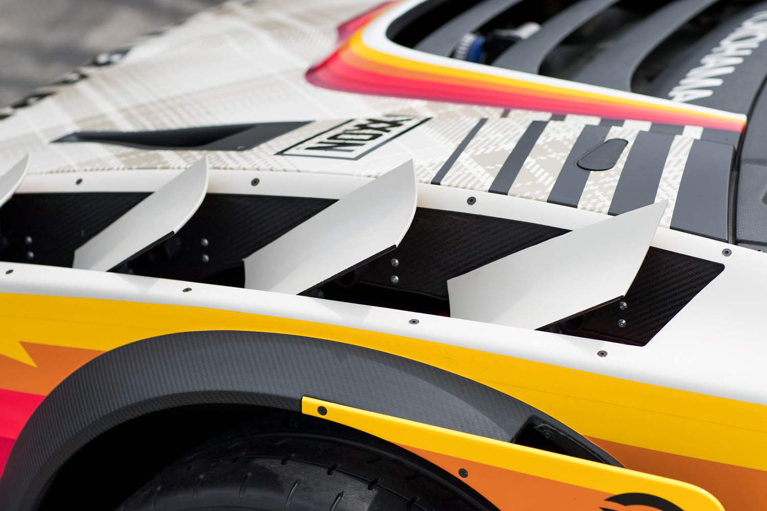 トラビス・パストラーナの「アメリカンジムカーナ用車両「ブラットルー」のルーバー