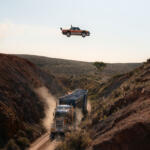 スバルの怪物マシンでエクストリーム走行！　伝説のドライバー「トラヴィス」のニューマシンがぶっ飛びすぎ!!