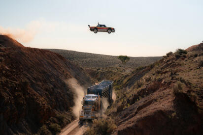 スバルの怪物マシンでエクストリーム走行！　伝説のドライバー「トラヴィス」のニューマシンがぶっ飛びすぎ!!