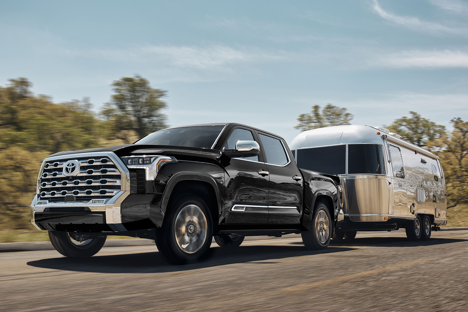 トヨタ・タンドラの走行シーン