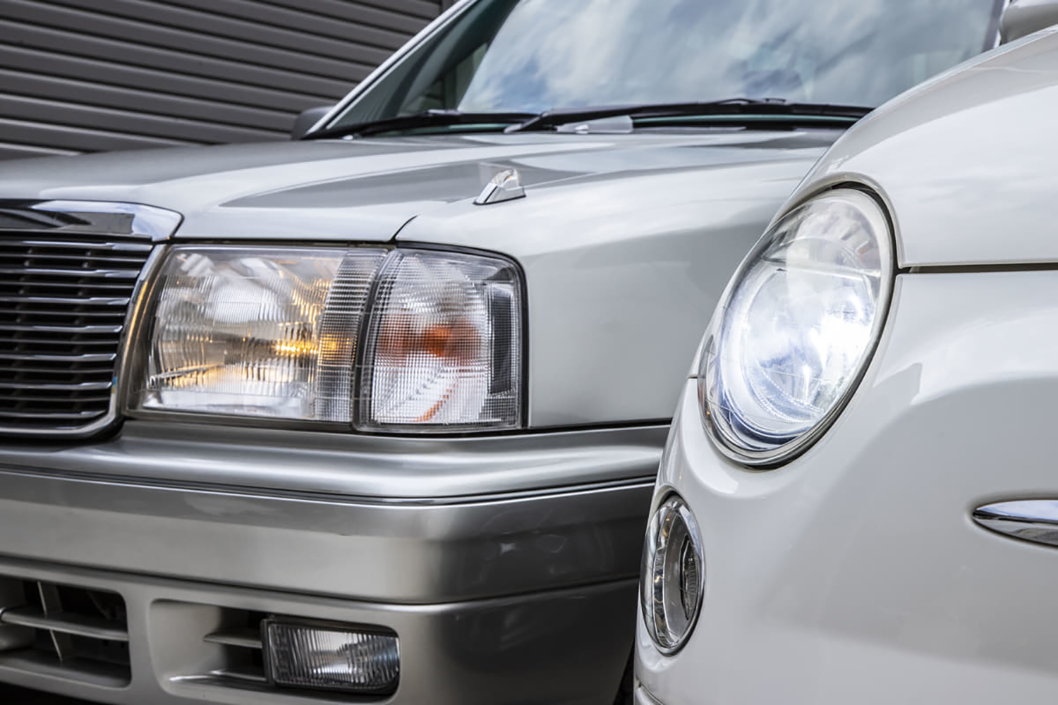 ヘッドライトレンズが黄ばむのはガラスから樹脂に変化した進化の代償だった