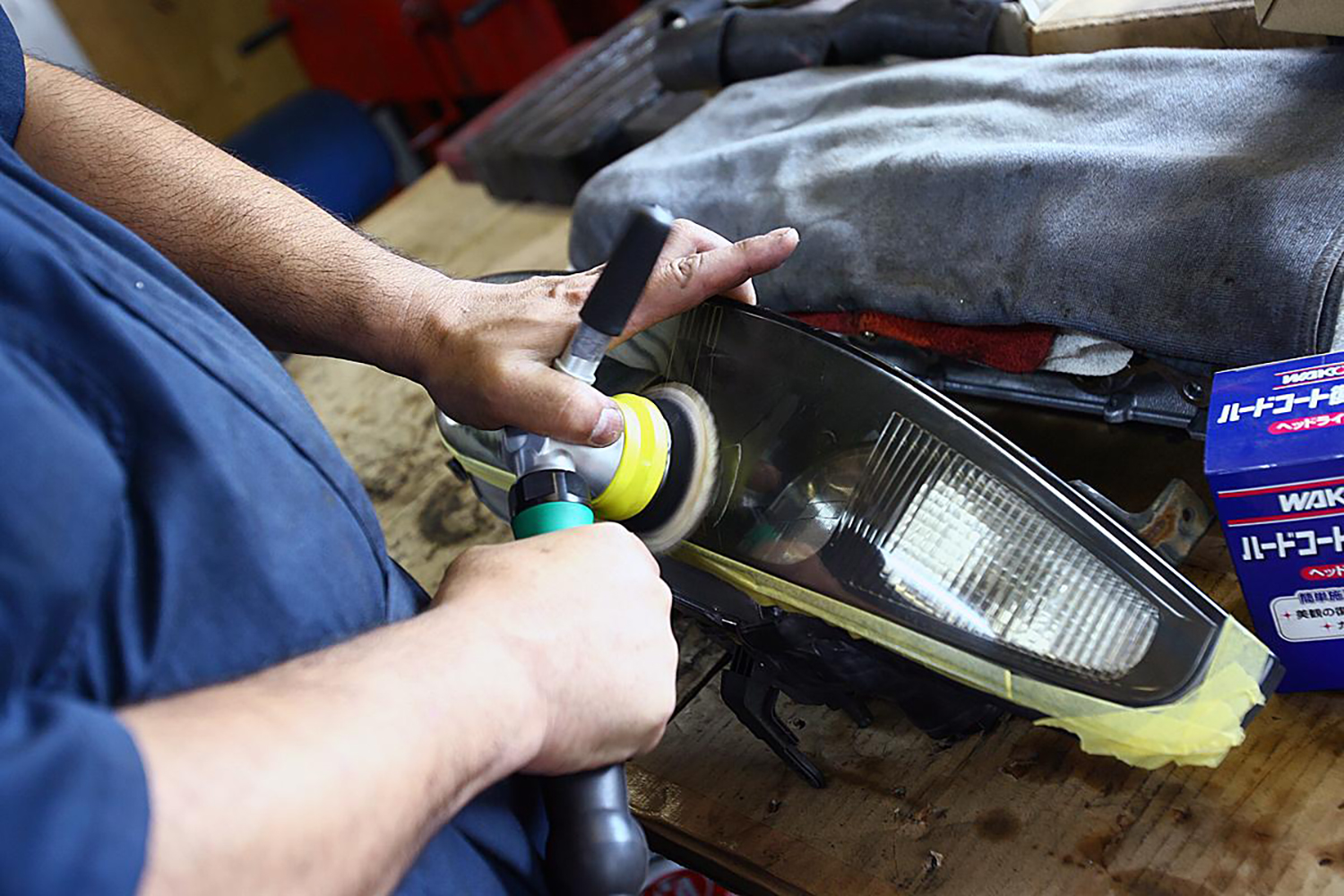 ヘッドライトレンズの研磨作業