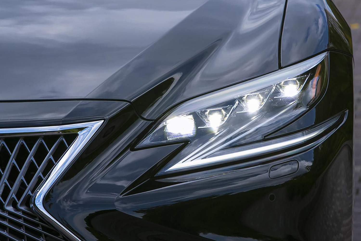 スタイリッシュなデザインを実現したヘッドライトレンズ