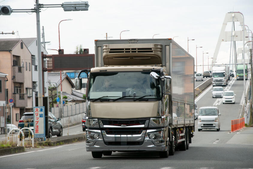 トラック運転士不足は先進国に共通する問題だった！　外国人ドライバーの就労に活路を見いだす現状にいずれ国同士でドライバーの取り合いが起こる!!