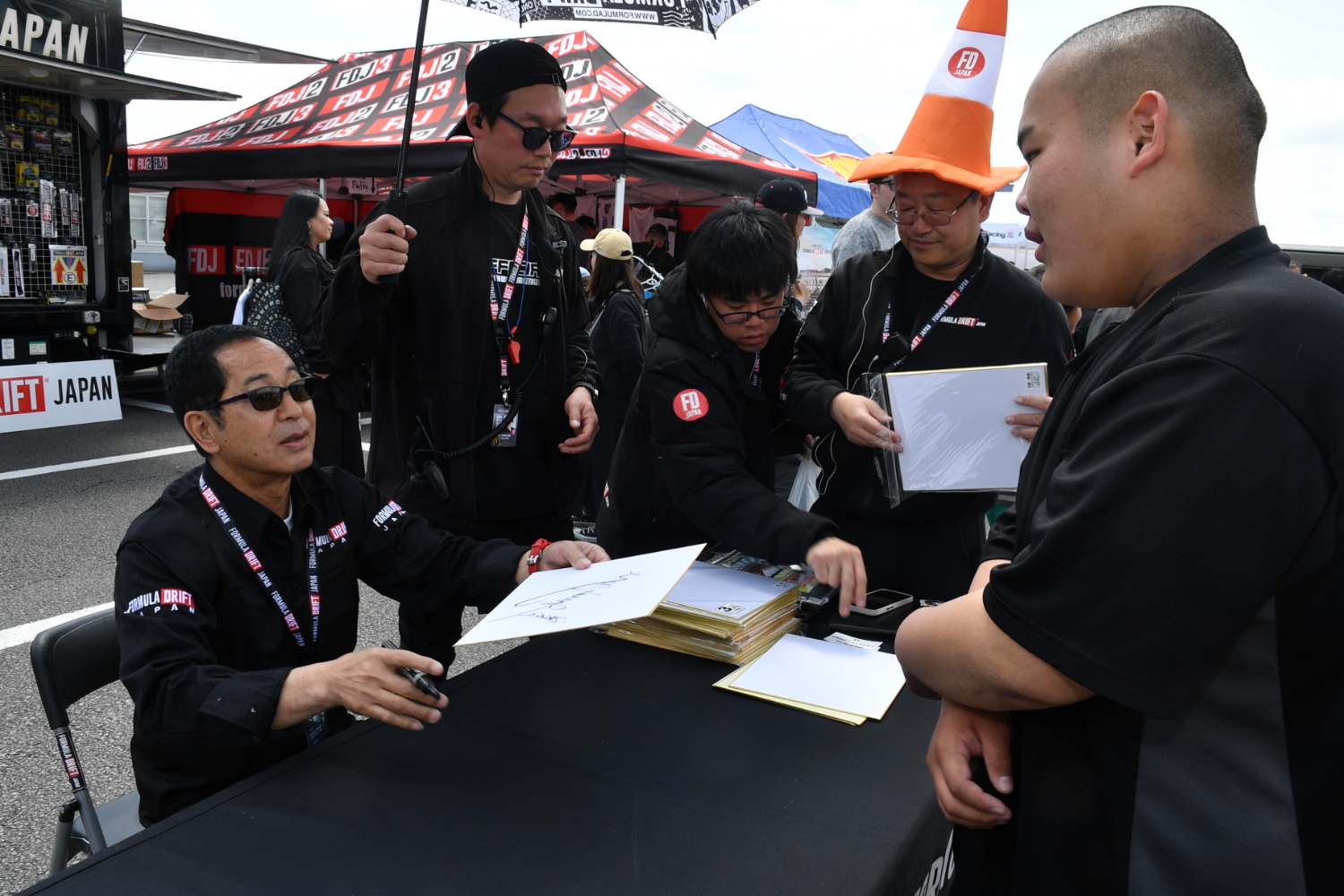 フォーミュラ・ドリフト・ジャパンの開幕戦にゲストとして来場した土屋圭市さん