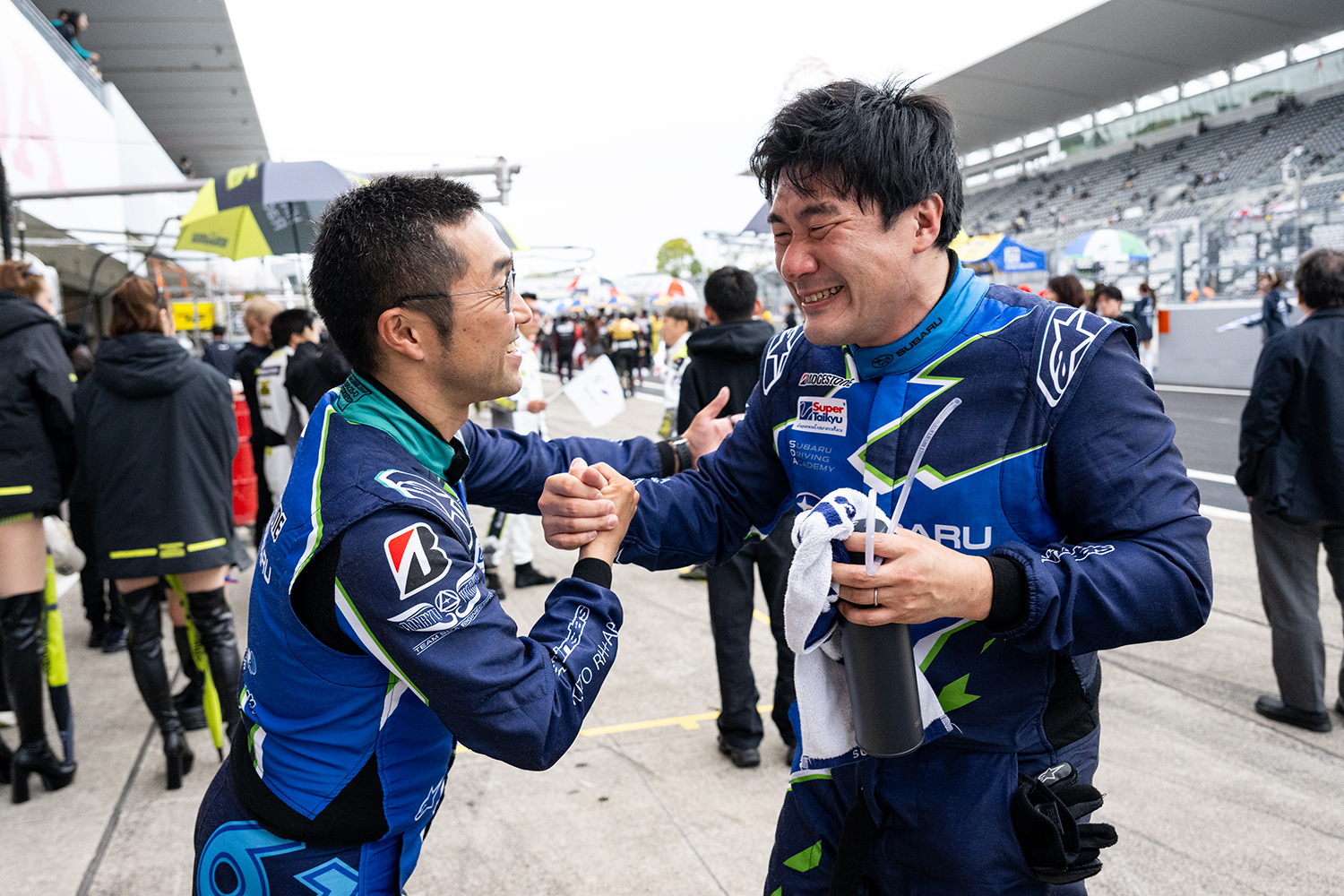 スバル・ハイパフォーマンスXバージョン2のドライバーの伊藤選手と花沢選手 〜 画像5