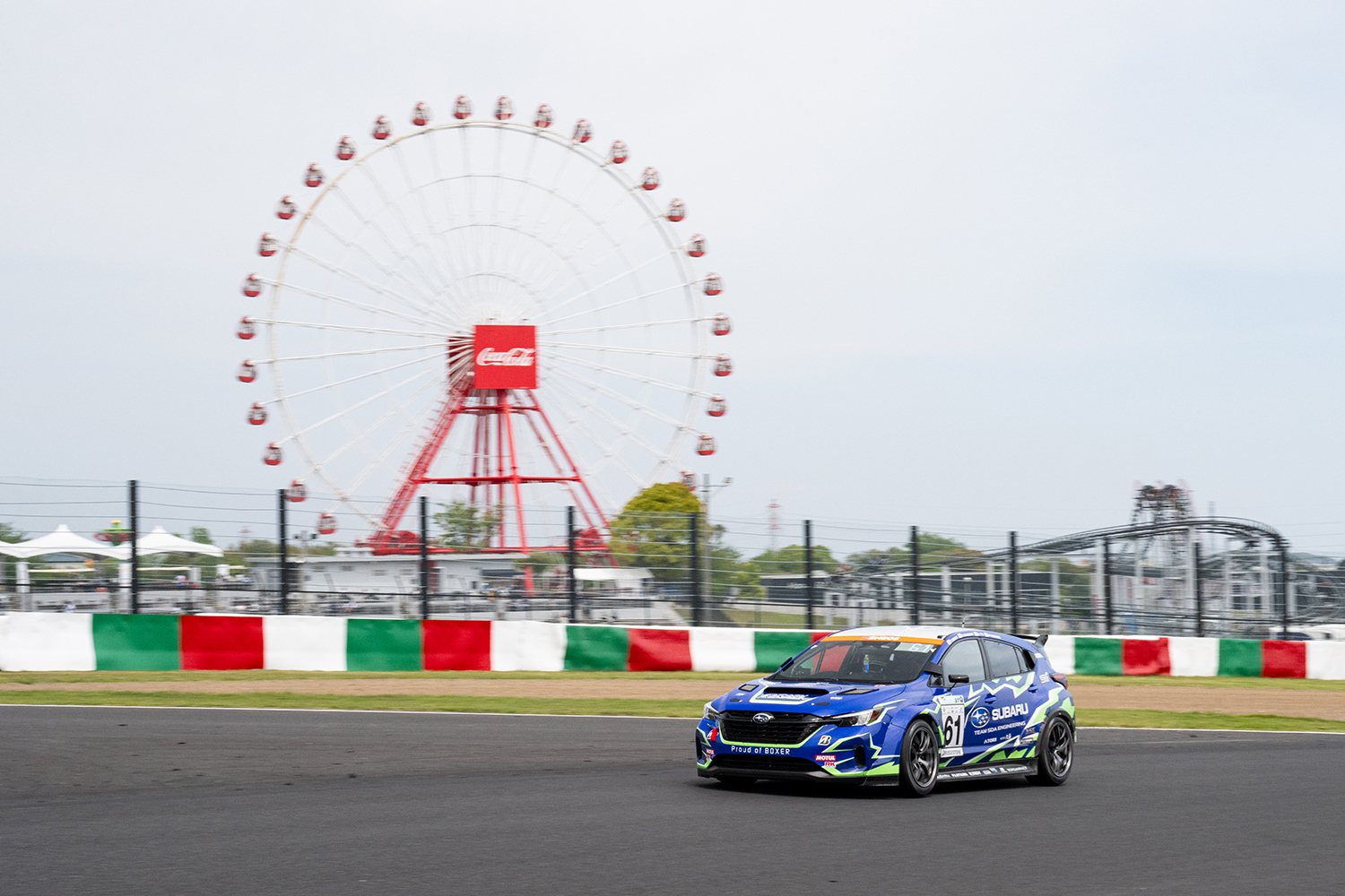 鈴鹿サーキットを走るスバル・ハイパフォーマンスXバージョン2