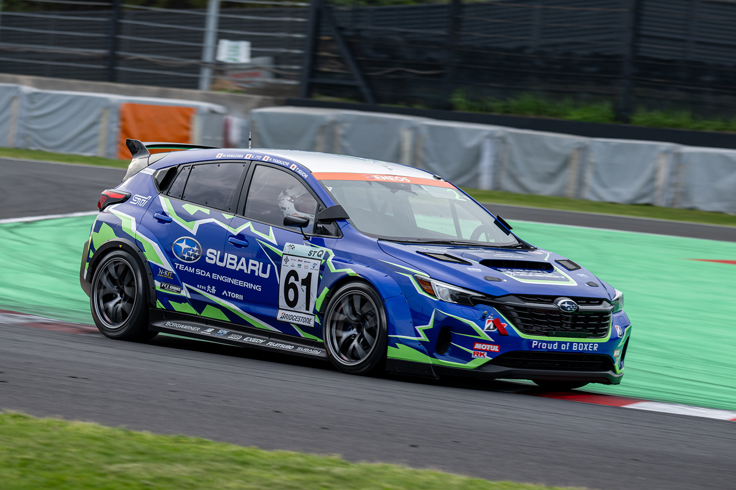 鈴鹿サーキットを走るスバル・ハイパフォーマンスXバージョン2