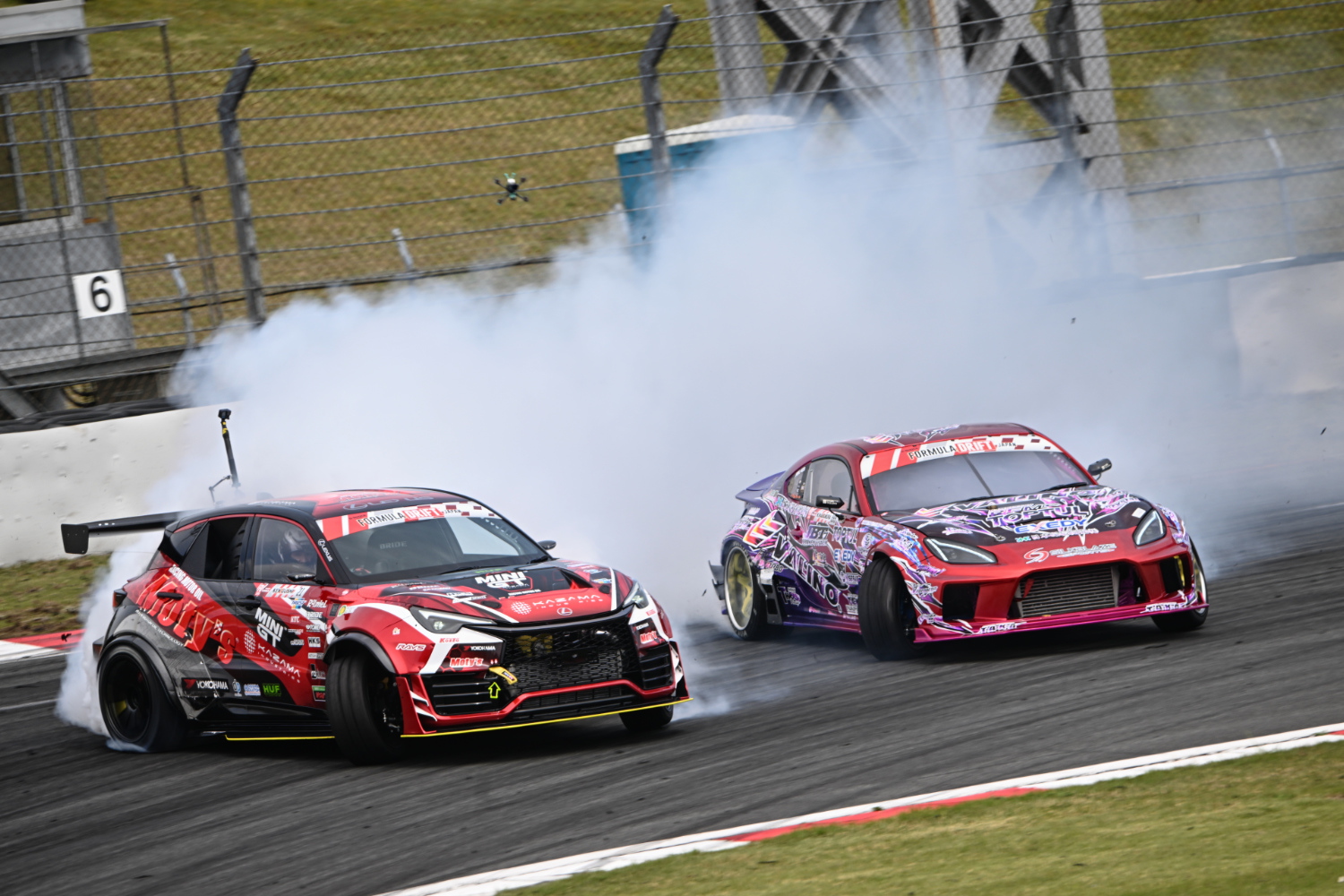 ドリフトするLEXUS LBX MORIZO RR/Driftとそれを追走するGR86