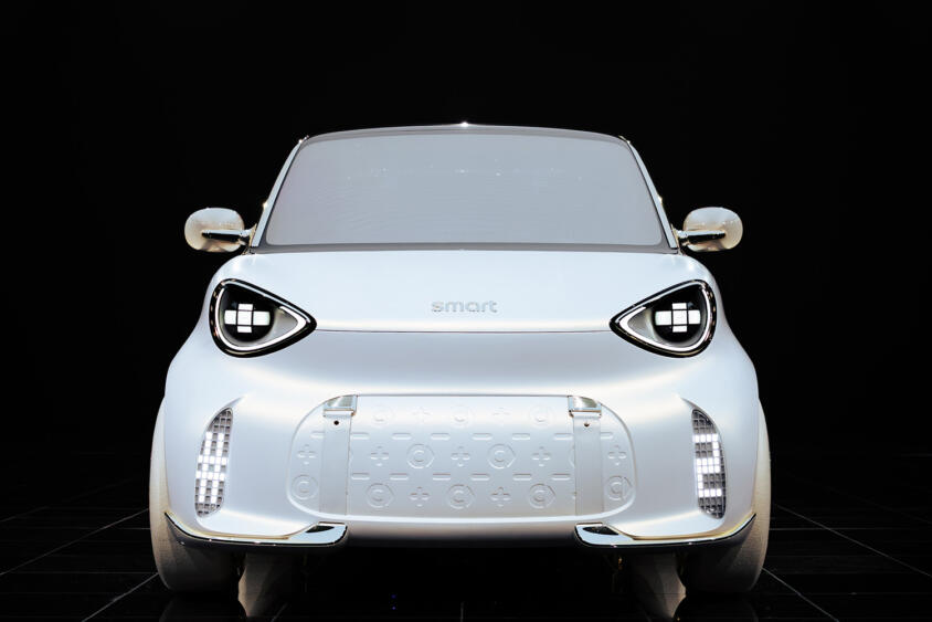 メルセデス×ジーリーでスマートもつまらなくなった……と思ったらついに！　あのインパクト絶大だった「スマートフォーツー」がEVで蘇る!!