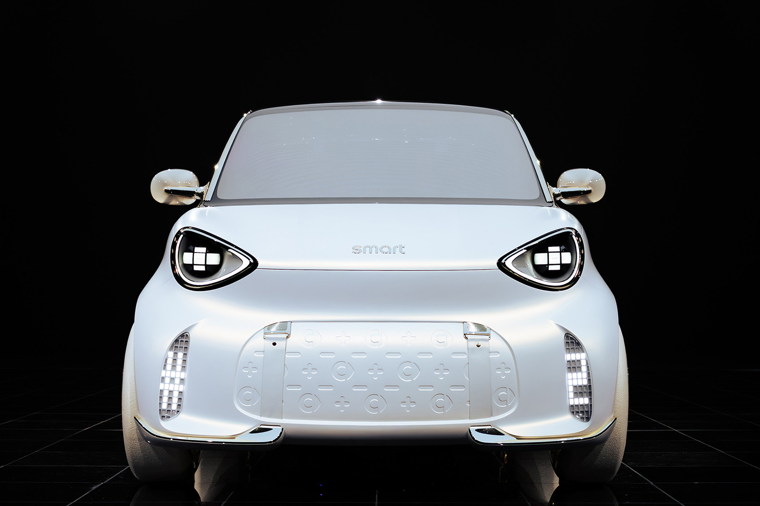 メルセデス×ジーリーでスマートもつまらなくなった……と思ったらついに！　あのインパクト絶大だった「スマートフォーツー」がEVで蘇る!!