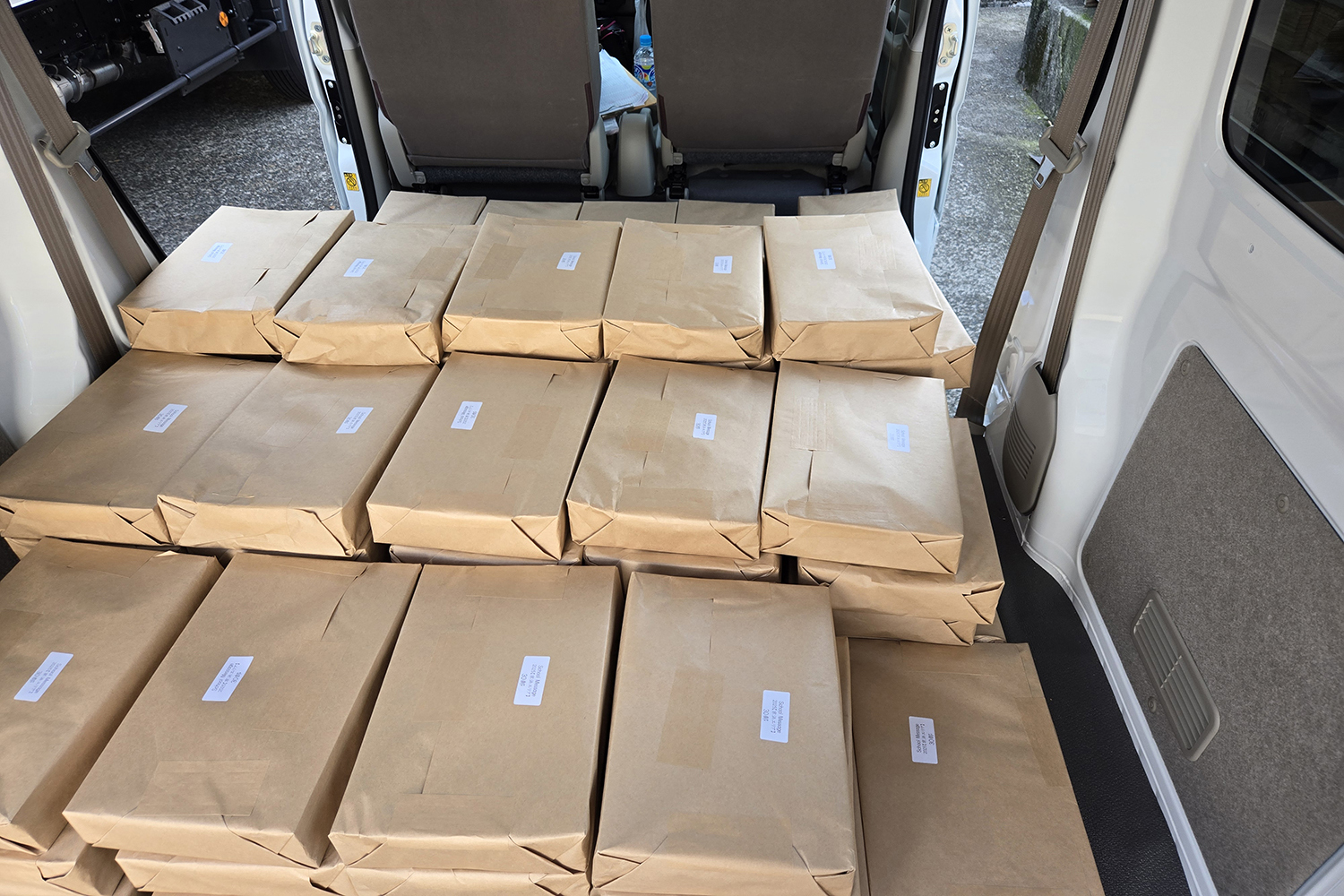 荷物を積んだ軽バン 〜 画像2