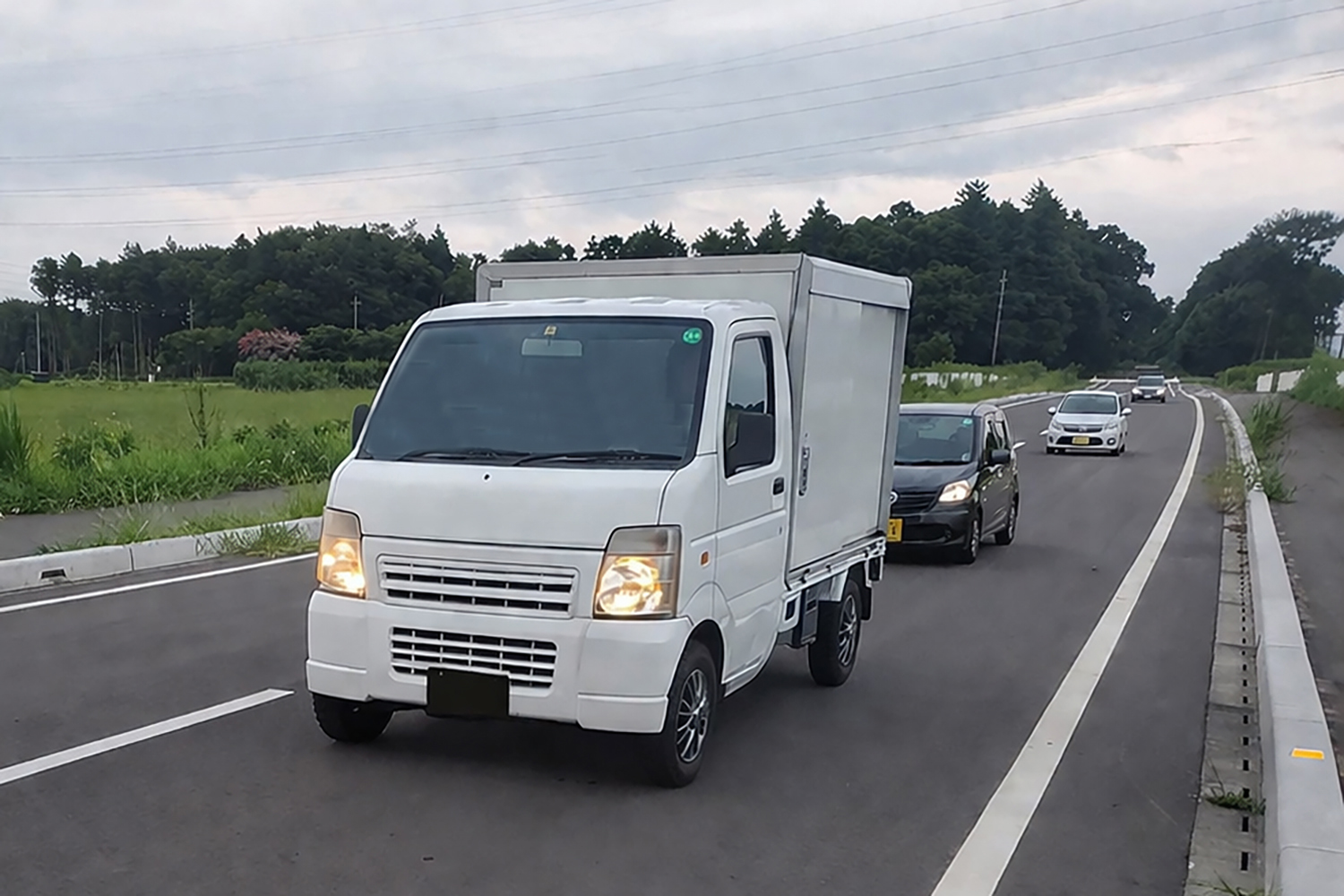軽トラックの走行シーン
