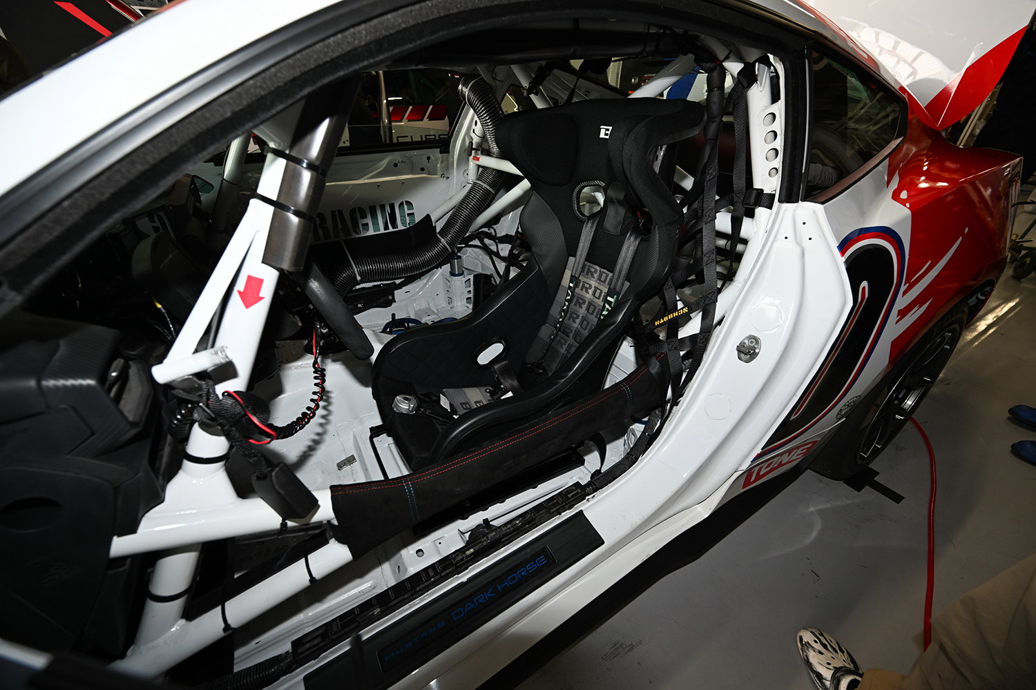 スーパー耐久シリーズの250号車「BRP★HOJUST MUSTANG DHR」のインテリア