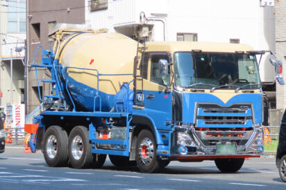 現場に駆けつけるタイムリミットは90分！　知られざる生コン「ミキサー車」の働き方