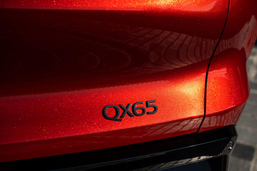 価格爆上がりの「ホンモノの金」を塗装に使用だと!?　インフィニティの新型SUV「QX65」の新色「サンファイアレッド」が贅沢すぎる