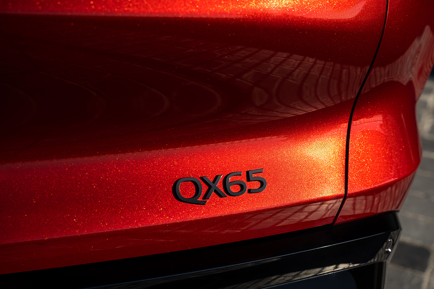 インフィニティが新型SUV「QX65」で本物の金を用いた新色を採用