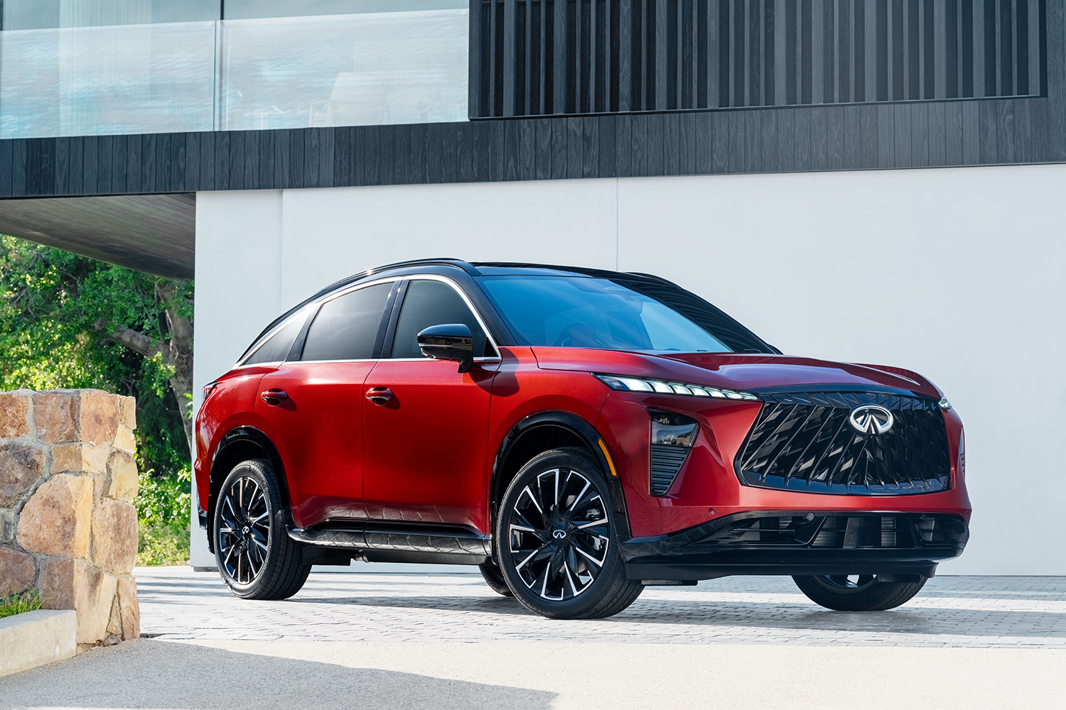 サンファイアレッドのインフィニティQX65