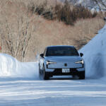 【画像】【試乗】エンジンじゃ出せない「緻密な加減速」を見事に実現！　EX30ツインモーターの実力が雪上で明らかに 〜 画像1