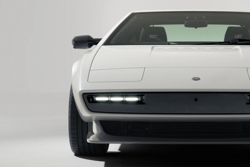 現代の技術が注ぎ込まれているのにオリジナルより100kg以上も軽い！　ロータス・エスプリのレストモッド「エンコール・シリーズ１」は約１億円なり