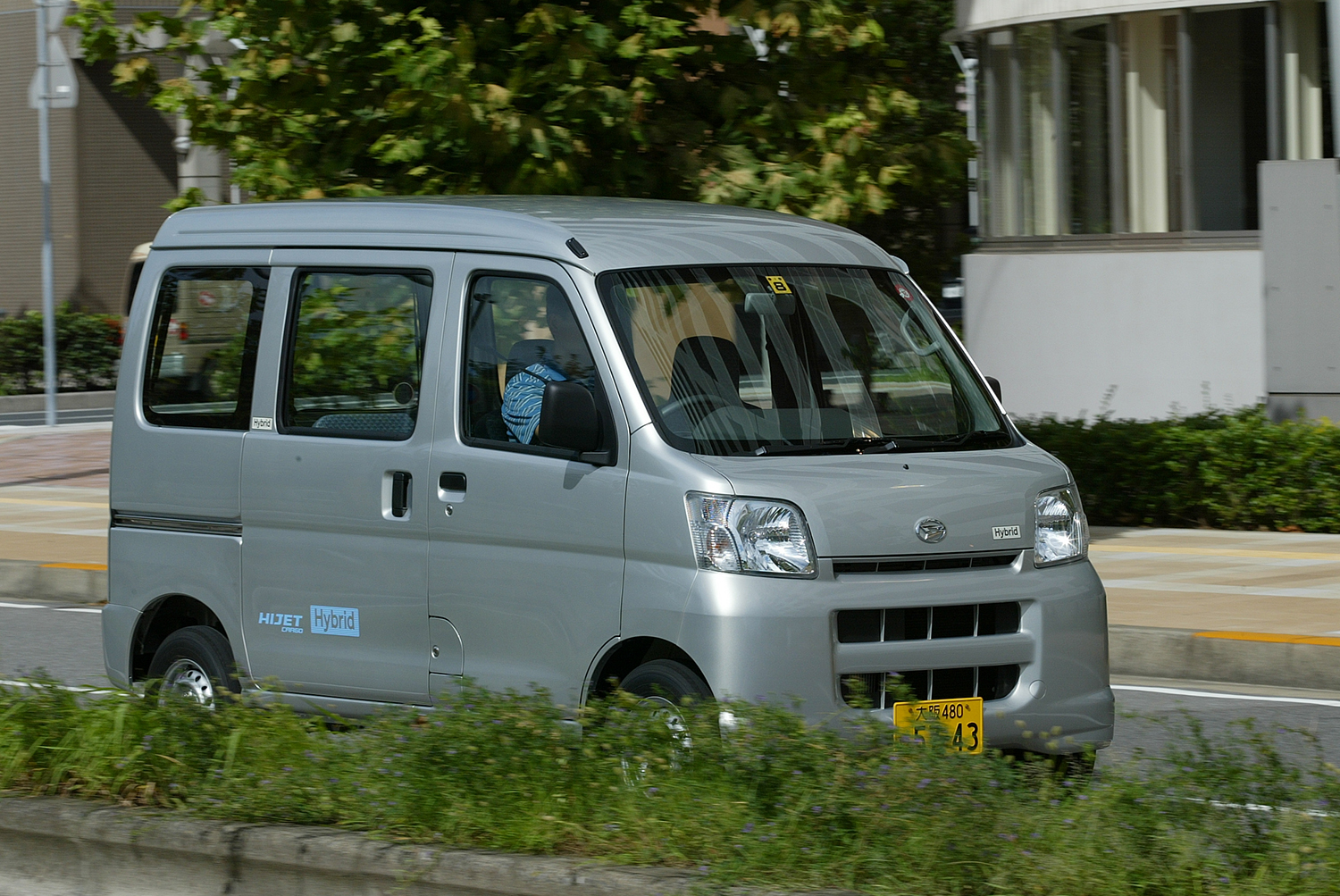 よく考えてみると「ハイゼットカーゴ ハイブリッド」って凄いクルマ！　20年前に軽バンの電動化に取り組んでいたダイハツに敬礼!!