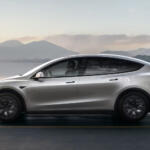 日本にピッタリのテスラが上陸！　３列シートで約800kmの航続距離を実現する「モデルＹ Ｌ」の商品力がヤバい