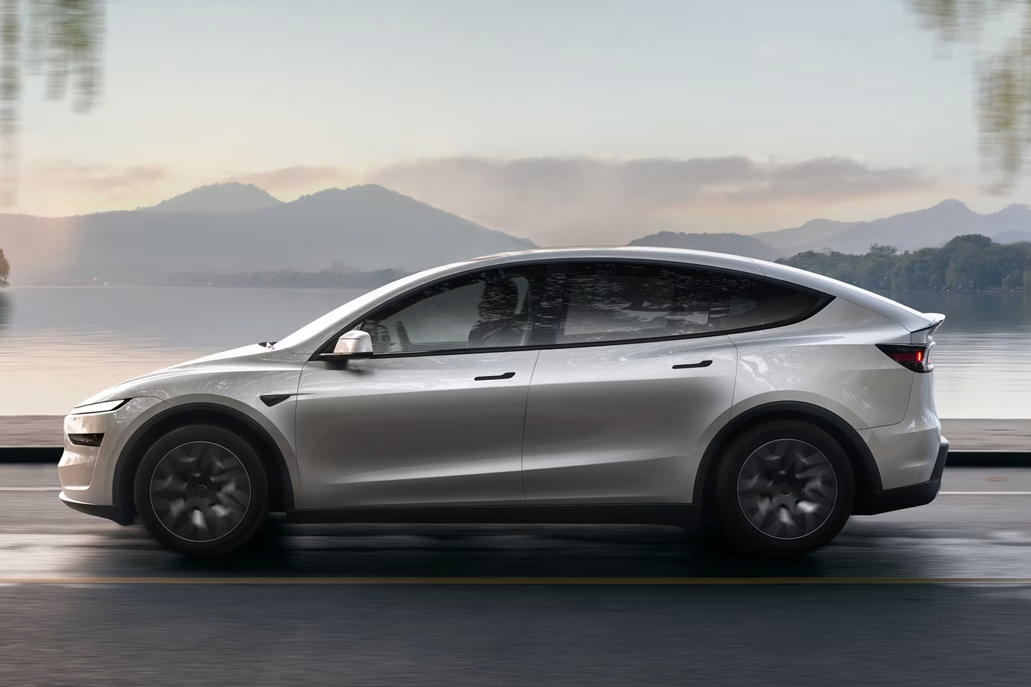 日本にピッタリのテスラが上陸！　３列シートで約800kmの航続距離を実現する「モデルＹ Ｌ」の商品力がヤバい