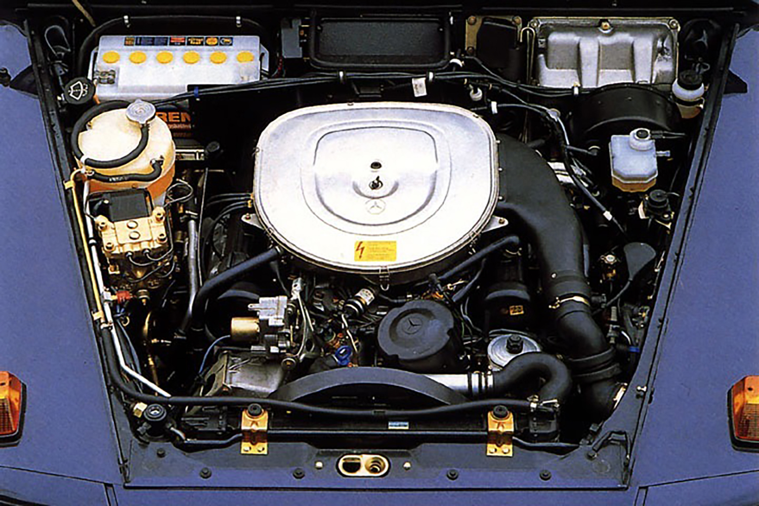 メルセデス・ベンツ 500GEのエンジンルーム