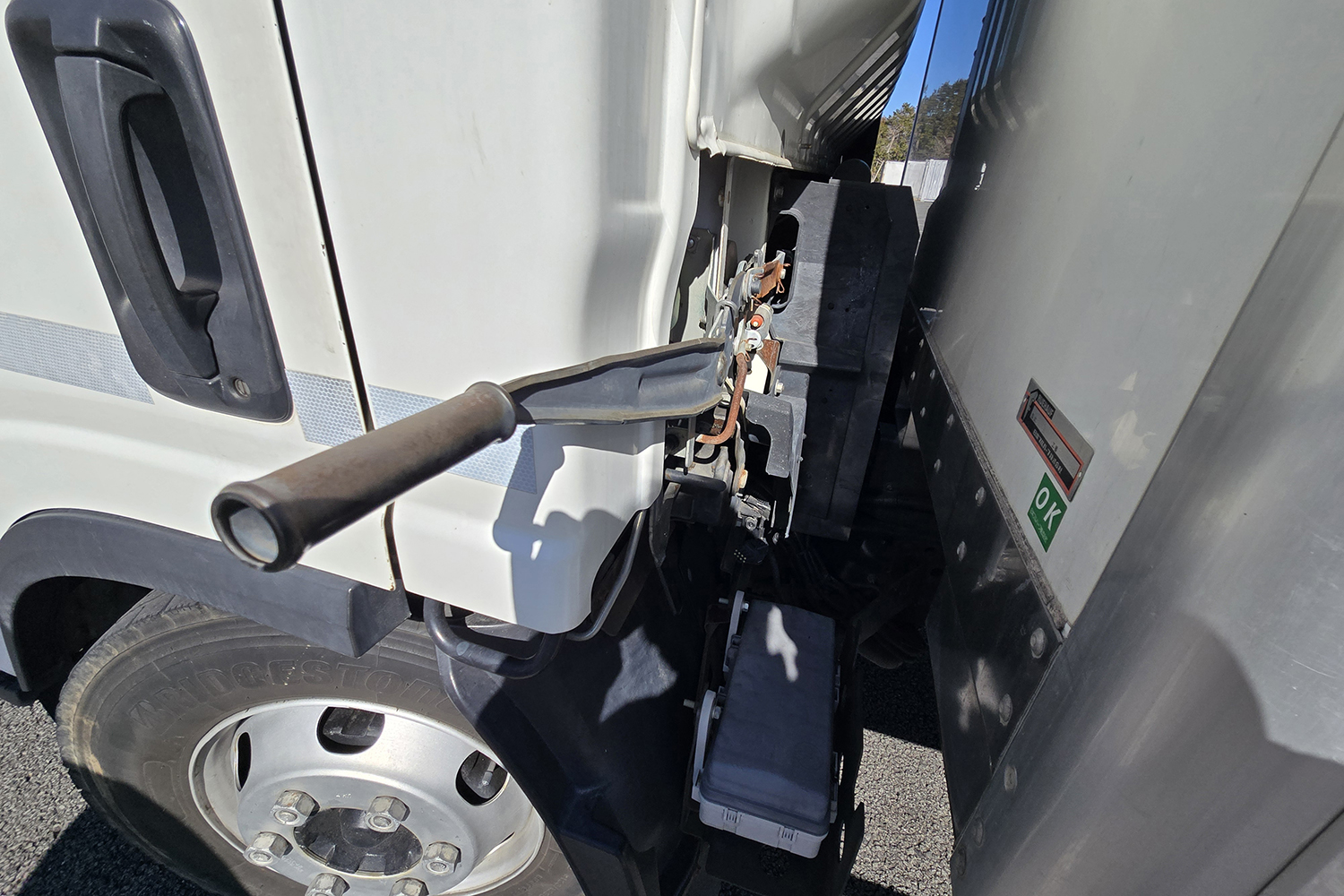 トラックのキャビンと荷室の間が空いているワケ 〜 画像4