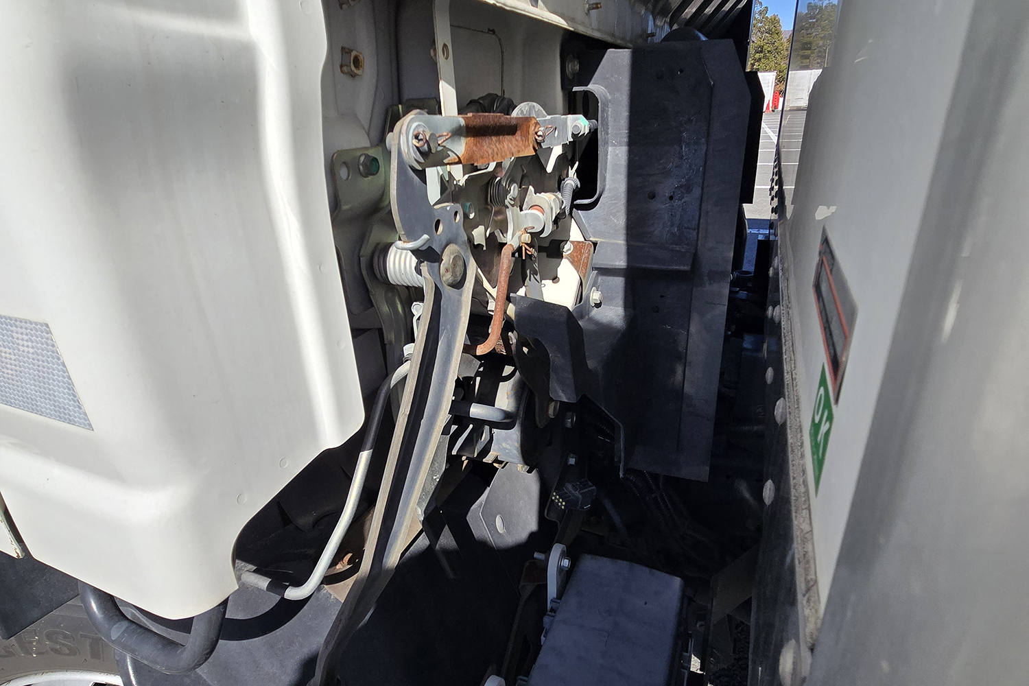 トラックのキャビンと荷室の間が空いているワケ 〜 画像6