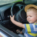 豪邸のガレージでコレクションしたい！　大金もちだったら免許のない子どもでもクルマは買えるのか？